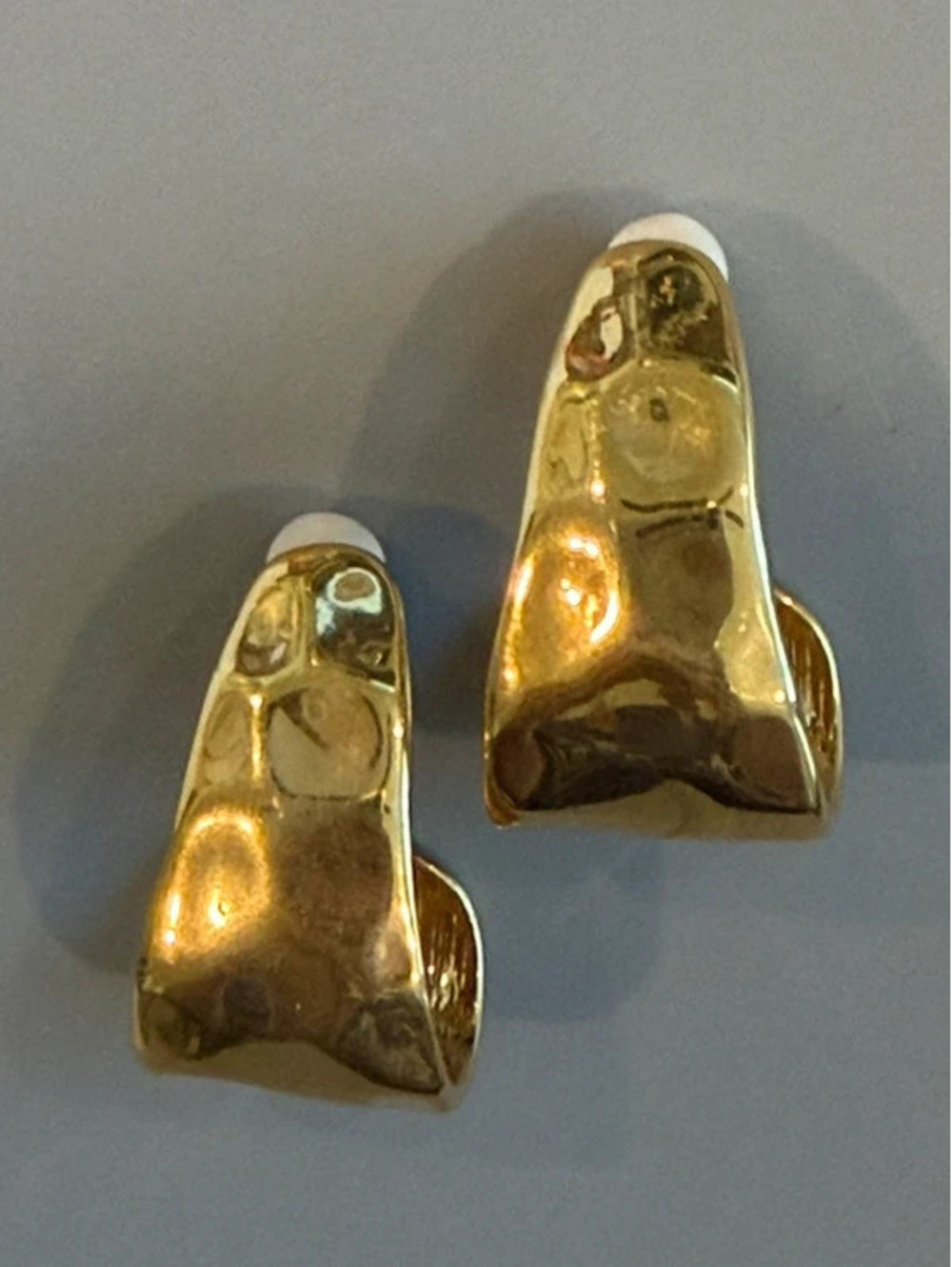 Vintage hammered gold tone metal statement earrings - clip back - Picture 2 of 15
